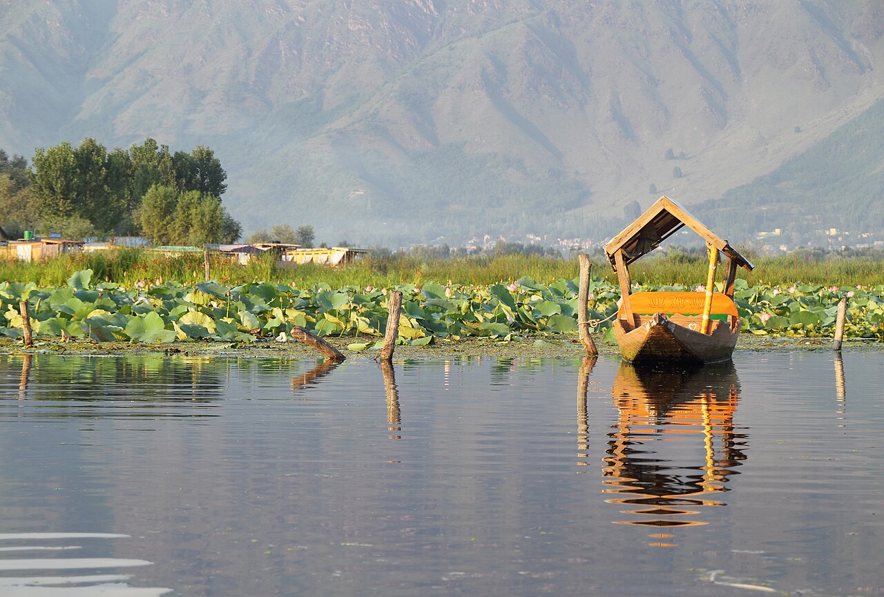 Luxury Houseboats — Srinagar